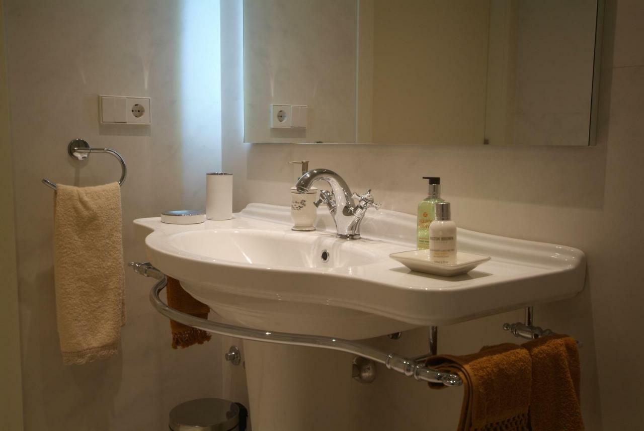 Beautifully Furnished Luxury In Barri Vell, Apartment